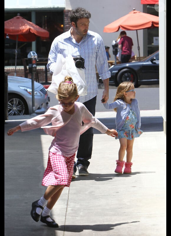 Ben Affleck dans les rues de Los Angeles avec ses filles Violet, 6 ans, et Seraphina, 3 ans. Le 2 juin 2012.