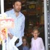 Ben Affleck sort d'une boutique à Los Angeles avec ses filles Violet, 6 ans, et Seraphina, 3 ans. Le 2 juin 2012.