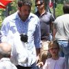Ben Affleck dans les rues de Los Angeles avec ses filles Violet, 6 ans, et Seraphina, 3 ans. Le 2 juin 2012.