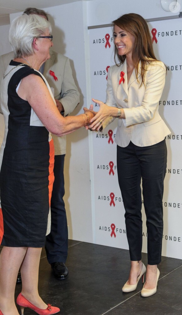 La princesse Marie de Danemark, parée du fameux ruban rouge de la lutte contre le sida, remettait le 1er juin 2012 les quatre prix de la AIDS Foundation Denmark, dont elle est la marraine.
