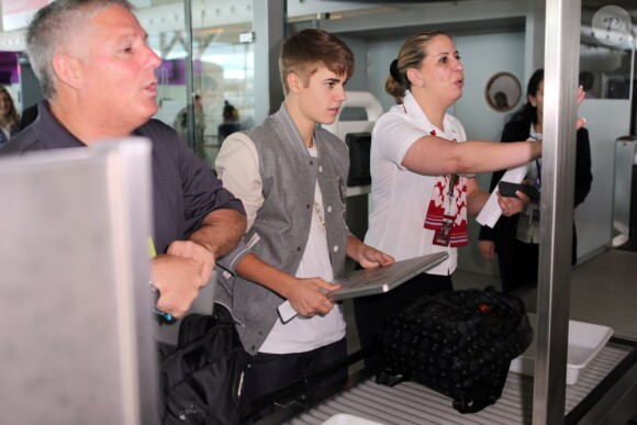 Justin Bieber à l'aéroport de Paris pour son départ pour l'Italie, le 2 juin 2012.