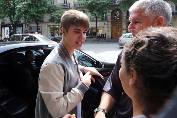 Justin Bieber à l'aéroport de Paris pour son départ pour l'Italie, le 2 juin 2012.