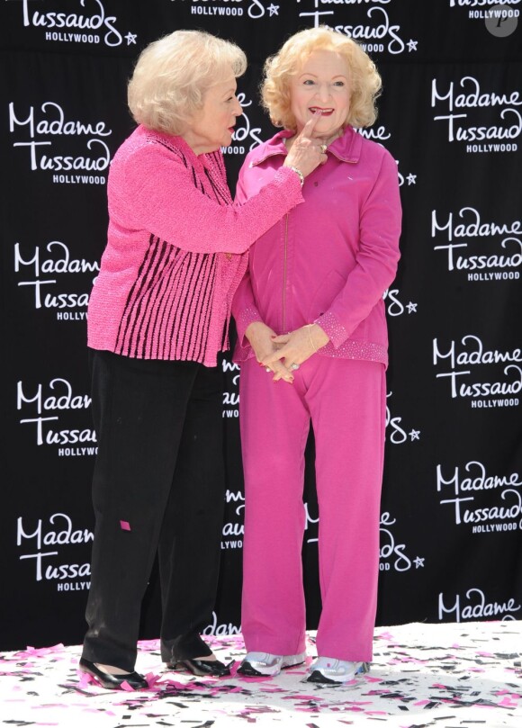 Bluffée, Betty White découvre son double de cire, au musée de Madame Tussaud à Hollywood, le 4 juin 2012