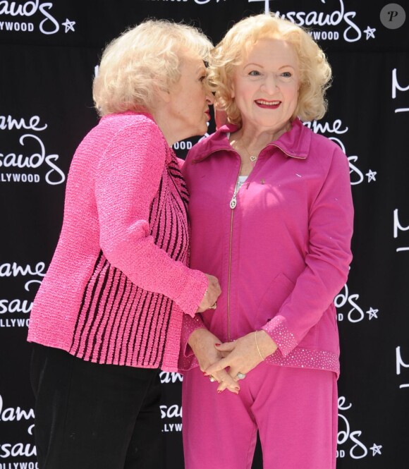 Betty White s'amuse avec son double de cire, au musée de Madame Tussaud à Hollywood, le 4 juin 2012