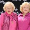 Betty White découvre son double de cire, au musée de Madame Tussaud à Hollywood, le 4 juin 2012