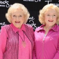 Betty White en deuil : Elle garde le sourire face à son double de cire