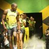 Usain Bolt mène les athlètes de la Jamaïque le 1er juin à Londres lors du défilé présentant les tenues des athlètes jamaïcains.