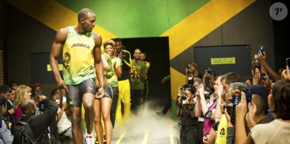 Usain Bolt mène les athlètes de la Jamaïque le 1er juin à Londres lors du défilé présentant les tenues des athlètes jamaïcains.