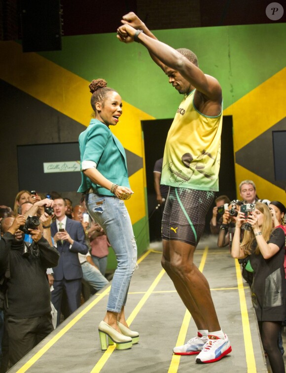 Usain Bolt et Cedella Marley esquissent quelques pas de danse le 1er juin à Londres lors du défilé présentant les tenues des athlètes jamaïcains.