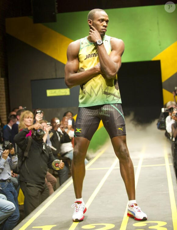 Usain Bolt prend la pose le 1er juin à Londres lors du défilé présentant les tenues des athlètes jamaïcains.