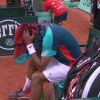 Jo-Wilfried Tsonga abattu après sa défaite face à Novak Djokovic en quart de finale à Roland-Garros le 5 juin 2012 après être passé tout près de l'exploit (6-1, 5-7, 5-7, 7-6, 6-1)
