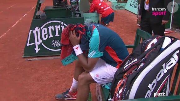 Jo-Wilfried Tsonga abattu après sa défaite face à Novak Djokovic en quart de finale à Roland-Garros le 5 juin 2012 après être passé tout près de l'exploit (6-1, 5-7, 5-7, 7-6, 6-1)