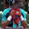 Jo-Wilfried Tsonga sous le choc après sa défaite face à Novak Djokovic en quart de finale à Roland-Garros le 5 juin 2012 après être passé tout près de l'exploit (6-1, 5-7, 5-7, 7-6, 6-1)