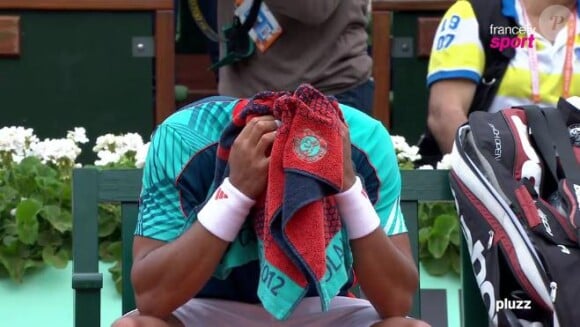 Jo-Wilfried Tsonga sous le choc après sa défaite face à Novak Djokovic en quart de finale à Roland-Garros le 5 juin 2012 après être passé tout près de l'exploit (6-1, 5-7, 5-7, 7-6, 6-1)