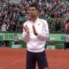 Novak Djokovic rend hommage à Jo-Wilfried Tsonga après sa victoire en quart de finale à Roland-Garros le 5 juin 2012 (6-1, 5-7, 5-7, 7-6, 6-1)