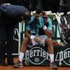 Roland Garros : Jo-Wilfried Tsonga abattu après sa défaite face à Novak Djokovic en quart de finale à Roland-Garros le 5 juin 2012 après être passé tout près de l'exploit (6-1, 5-7, 5-7, 7-6, 6-1)