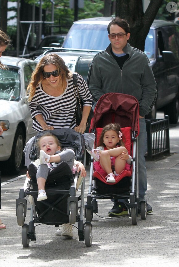 Sarah Jessica Parker et Marion, Matthew Broderick et Tabitha en promenade à New York. Le 5 juin 2012.