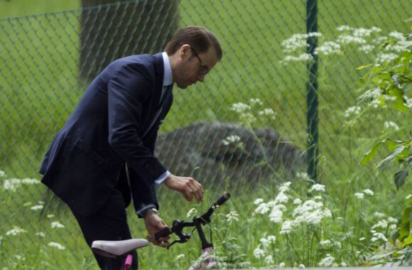Le prince Daniel de Suède s'est rendu en vélo au stade de Stockholm pour une journée spéciale ''jeux olympiques'' le 5 juin 2012.