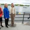 La princesse Victoria de Suède avec la ministre de l'Environnement Lena Ek et la secrétaire d'Etat américaine Hillary Clinton au Musée photographique de Stockholm le 3 juin 2012, pour une conférence environnementale dans le cadre d'un programme des Nations unies de réduction de la pollution atmosphérique.