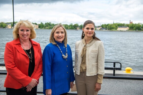 La princesse Victoria de Suède avec la ministre de l'Environnement Lena Ek et la secrétaire d'Etat américaine Hillary Clinton au Musée photographique de Stockholm le 3 juin 2012, pour une conférence environnementale dans le cadre d'un programme des Nations unies de réduction de la pollution atmosphérique.