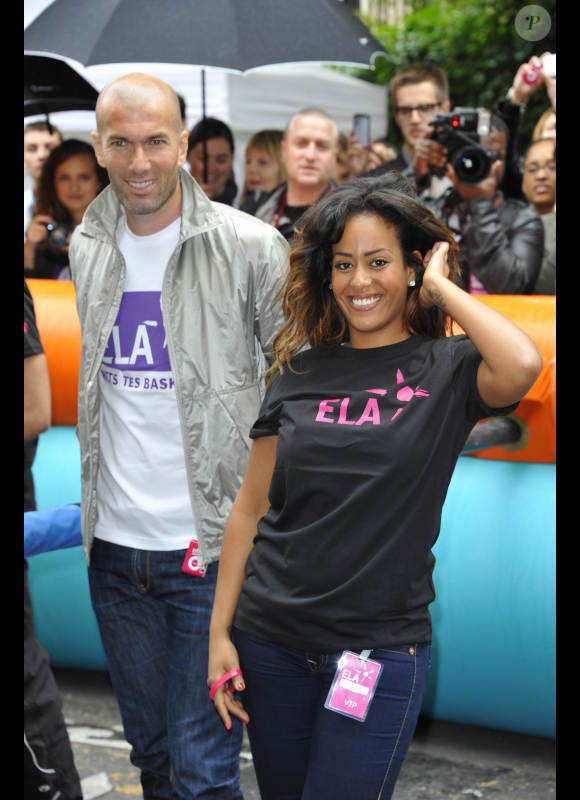Zinédine Zidane et Amel Bent le 7 juin 2012 lors d'une journée de mobilisation organisée par ELA dans les rues de Paris près du Parc Monceau