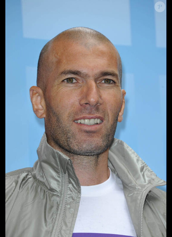 Zinédine Zidane le 7 juin 2012 lors d'une journée de mobilisation organisée par ELA dans les rues de Paris près du Parc Monceau