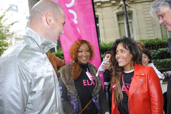 Zinédine Zidane, Nadège Beausson-Diagne et Amel Bent le 7 juin 2012 lors d'une journée de mobilisation organisée par ELA dans les rues de Paris près du Parc Monceau