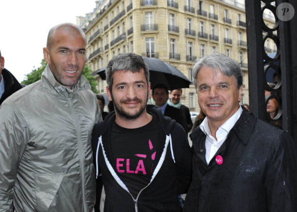 Zinédine Zidane, Grégoire et Guy Alba le 7 juin 2012 lors d'une journée de mobilisation organisée par ELA dans les rues de Paris près du Parc Monceau