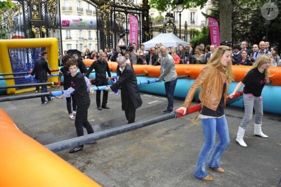 Zinedine Zidane et Sophie Thalmann le 7 juin 2012 lors d'une journée de mobilisation organisée par ELA dans les rues de Paris près du Parc Monceau