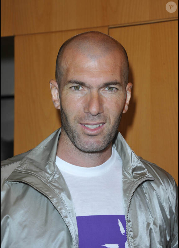 Zinédine Zidane le 7 juin 2012 lors d'une journée de mobilisation organisée par ELA dans les rues de Paris près du Parc Monceau