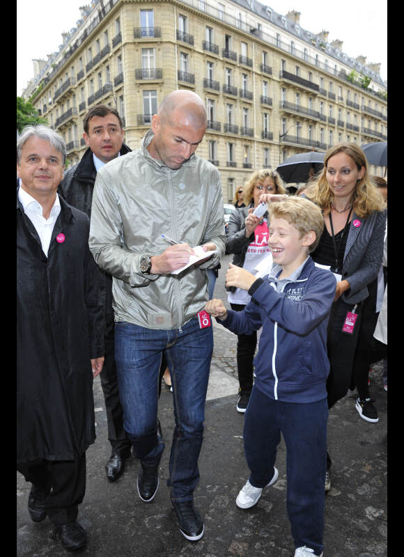 Zinédine Zidane et Guy Alba le 7 juin 2012 lors d'une journée de mobilisation organisée par ELA dans les rues de Paris près du Parc Monceau
