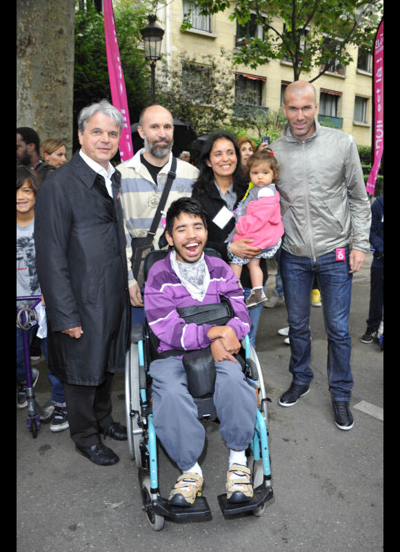 Zinédine Zidane et Guy Alba le 7 juin 2012 lors d'une journée de mobilisation organisée par ELA dans les rues de Paris près du Parc Monceau