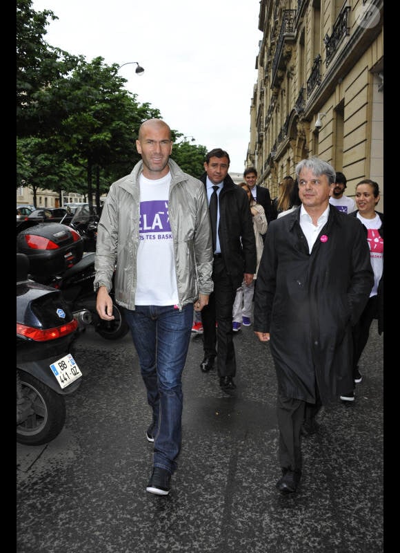 Zinédine Zidane et Guy Alba le 7 juin 2012 lors d'une journée de mobilisation organisée par ELA dans les rues de Paris près du Parc Monceau