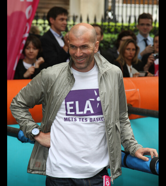 Zinédine Zidane lors d'une journée de mobilisation organisée par ELA dans les rues de Paris près du Parc Monceau le 7 juin 2012