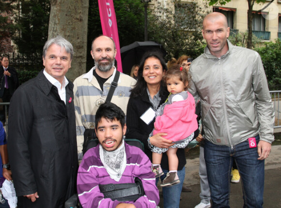 Zinédine Zidane lors d'une journée de mobilisation organisée par ELA dans les rues de Paris près du Parc Monceau le 7 juin 2012