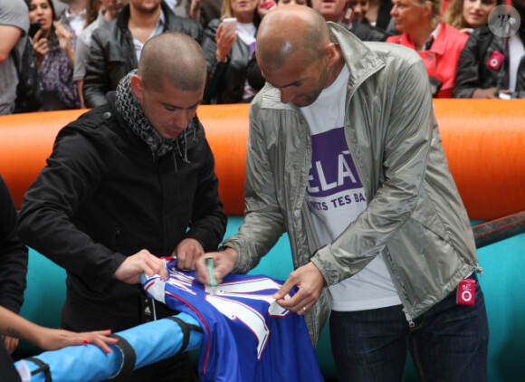 Zinédine Zidane lors d'une journée de mobilisation organisée par ELA dans les rues de Paris près du Parc Monceau le 7 juin 2012
