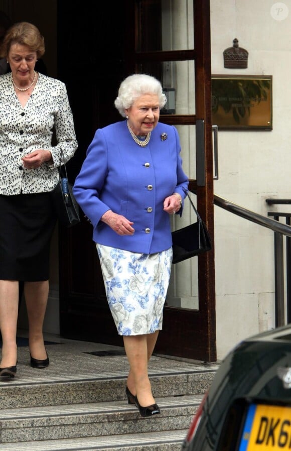 La reine Elizabeth II en visite au chevet de son époux le 6 juin 2012.
Depuis son hospitalisation d'urgence le 4 juin 2012 en plein jubilé de diamant pour une infection de la vessie, le prince Philip, 91 ans le 10 juin 2012, reçoit à l'hôpital Edward VII les visites de ses proches.