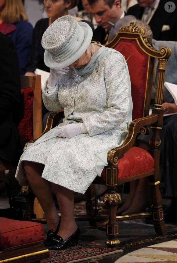 Lors de la messe en son honneur en la cathédrale Saint Paul, le 5 juin 2012, au lendemain de l'hospitalisation de son mari le duc d'Edimbourg, la reine Elizabeth II a craqué.
Depuis son hospitalisation d'urgence le 4 juin 2012 en plein jubilé de diamant pour une infection de la vessie, le prince Philip, 91 ans le 10 juin 2012, reçoit à l'hôpital Edward VII les visites de ses proches.