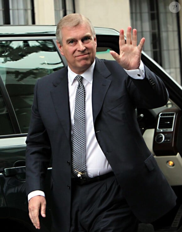 Le prince Andrew en visite au chevet de son père le duc d'Edimbourg le 6 juin.
Depuis son hospitalisation d'urgence le 4 juin 2012 en plein jubilé de diamant pour une infection de la vessie, le prince Philip, 91 ans le 10 juin 2012, reçoit à l'hôpital Edward VII les visites de ses proches.