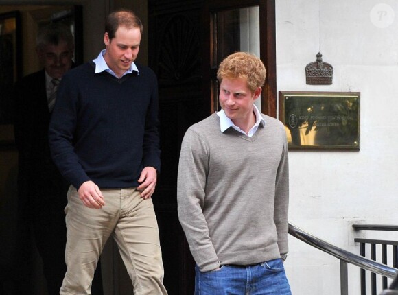 Les princes William et Harry ont rendu visite ensemble à leur grand-père le duc d'Edimbourg le 6 juin 2012.
Depuis son hospitalisation d'urgence le 4 juin 2012 en plein jubilé de diamant pour une infection de la vessie, le prince Philip, 91 ans le 10 juin 2012, reçoit à l'hôpital Edward VII les visites de ses proches.