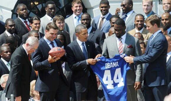 Barack Obama, ravi, recevait le 8 juin 2012 les New York Giants à la Maison Blanche, quatre mois après leur victoire dans le Super Bowl XLVI.