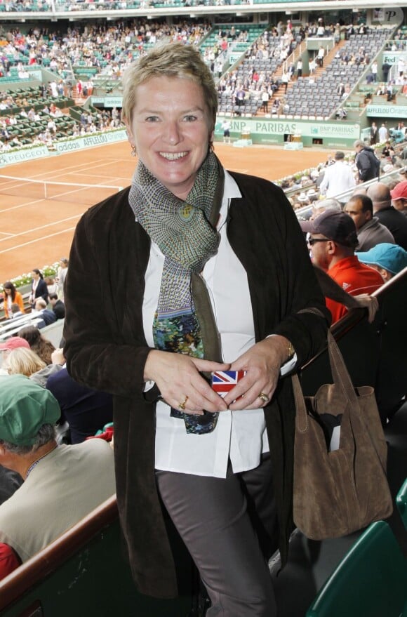Elise Lucet. Malgré la météo peu amène, les people étaient nombreux au rendez-vous de la finale féminine de Roland-Garros, samedi 9 juin 2012, pour assister au premier sacre à Paris de Maria Sharapova.