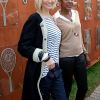 Adriana Karembeu et Marie-José Pérec ont pris la pose ensemble avant de suivre la finale Sharapova-Errani. Les people étaient nombreux au rendez-vous de la finale féminine de Roland-Garros, samedi 9 juin 2012, pour assister au premier sacre à Paris de Maria Sharapova.
