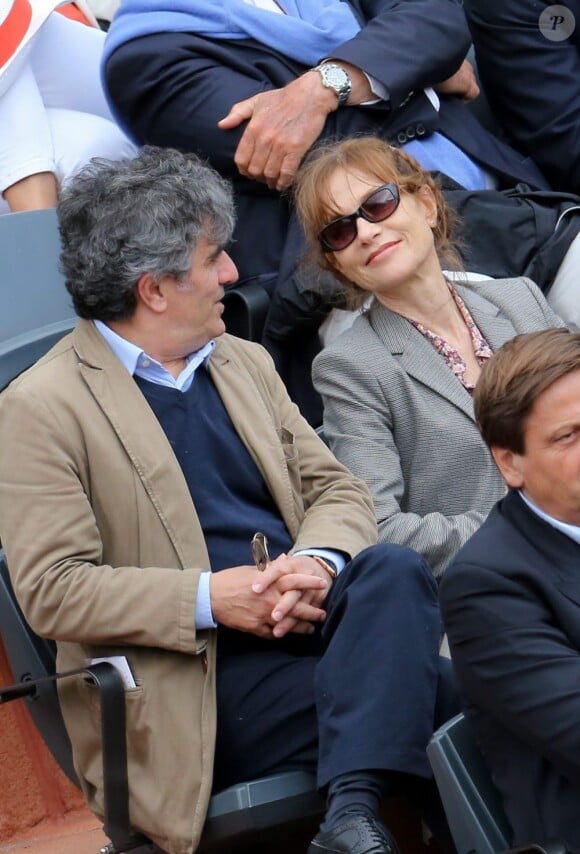 Isabelle Huppert avec son compagnon. Les people étaient nombreux au rendez-vous de la finale féminine de Roland-Garros, samedi 9 juin 2012, pour assister au premier sacre à Paris de Maria Sharapova.