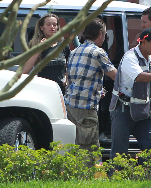 Petra Nemcova et Sean Penn quittent leur hôtel, le jeudi 31 mai à Cabo San Luca au Mexique.