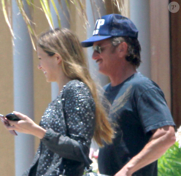 Sean Penn et Petra Nemcova se promènent à Cabo San Luca, au Mexique, le mardi 29 mai.