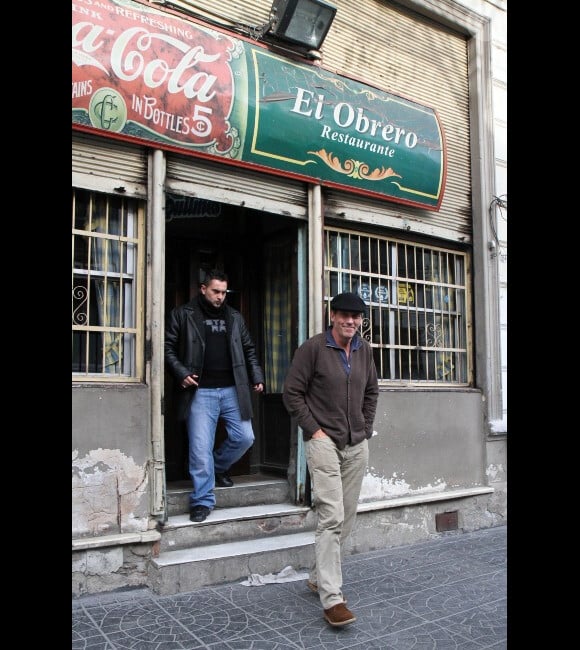 Hugh Laurie sort d'un déjeuner avec son épouse Jo Green chez El Obrero, un restaurant à Buenos Aires, Argentine, le 8 juin 2012