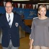 Un look loose inhabituel pour la princesse... La princesse Charlene, dans son élément, a pris part avec le prince Albert de Monaco, le 9 juin 2012 au stade Louis II, au meeting international de natation de Monaco, étape du circuit Mare Nostrum. C'est lors de l'édition 2000 de la manifestation sportive que le souverain du Rocher et la nageuse sud-africaine s'étaient rencontrés pour la première fois.