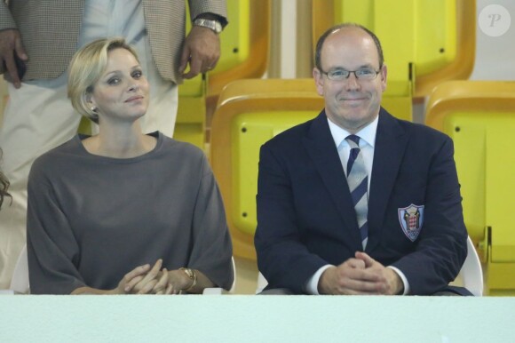 La princesse Charlene, dans son élément, a pris part avec le prince Albert de Monaco, le 9 juin 2012 au stade Louis II, au meeting international de natation de Monaco, étape du circuit Mare Nostrum. C'est lors de l'édition 2000 de la manifestation sportive que le souverain du Rocher et la nageuse sud-africaine s'étaient rencontrés pour la première fois.