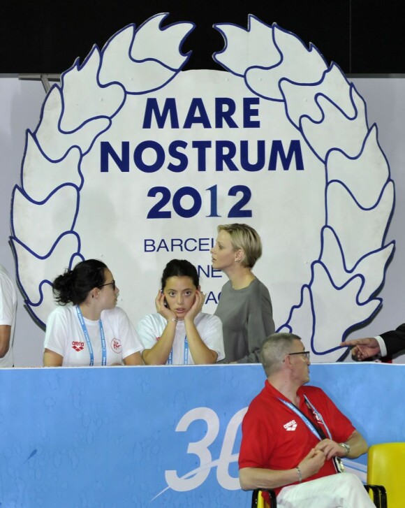 La princesse Charlene de Monaco, radieuse et dans son élément, a pris part avec le prince Albert, le 9 juin 2012 au stade Louis II, au meeting international de natation de Monaco, étape du circuit Mare Nostrum. C'est lors de l'édition 2000 de la manifestation sportive que le souverain du Rocher et la nageuse sud-africaine s'étaient rencontrés pour la première fois.